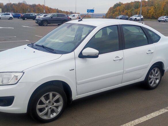 2015 Lada (ВАЗ) Granta I, белый, 400000 рублей - вид 2