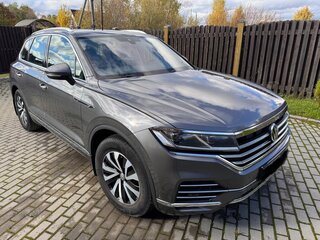 2019 Volkswagen Touareg III, серый, 5000000 рублей, вид 1