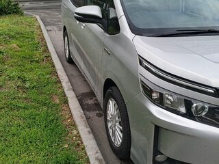 2014 Toyota Voxy III (R80), серебристый, 2050000 рублей, вид 2