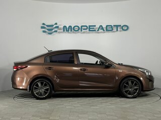 2022 Kia Rio IV Рестайлинг, коричневый, 1049000 рублей, вид 4