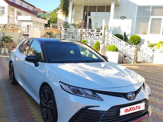2021 Toyota Camry VIII (XV70) Рестайлинг, белый, 3050000 рублей, вид 3