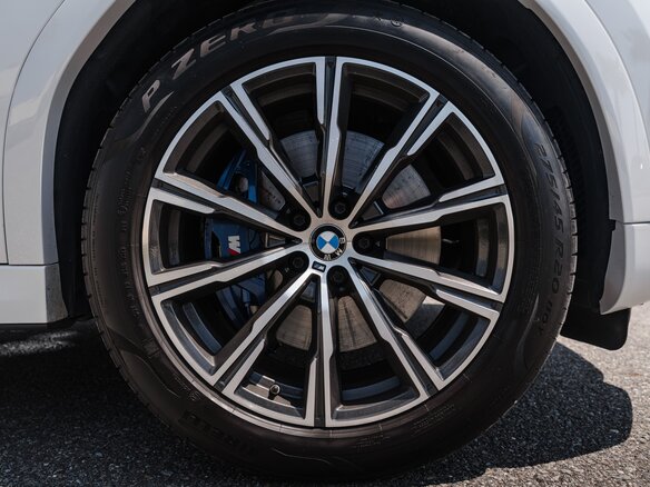 2020 BMW X6 40i III (G06), белый, 7499900 рублей - вид 28
