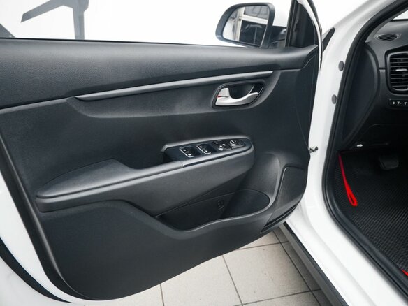 2021 Kia Rio X IV Рестайлинг, белый, 1489000 рублей - вид 9
