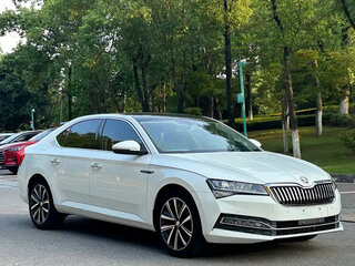 2023 Skoda Superb III Рестайлинг, белый, 1850000 рублей, вид 3