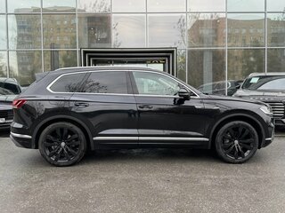 2019 Volkswagen Touareg III, чёрный, 4055000 рублей, вид 2
