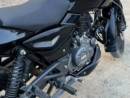 2021 Bajaj Pulsar 180, чёрный, 135000 рублей, вид 4