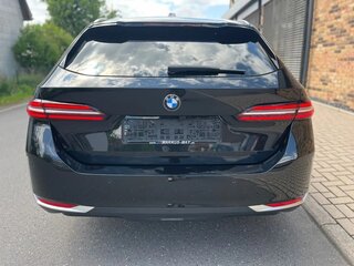 2024 BMW 5 серии 520d VIII (G60/G61/G68), чёрный, 6300000 рублей, вид 4