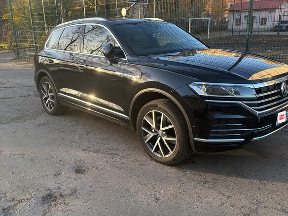 2018 Volkswagen Touareg III, чёрный, 4050000 рублей - вид 1