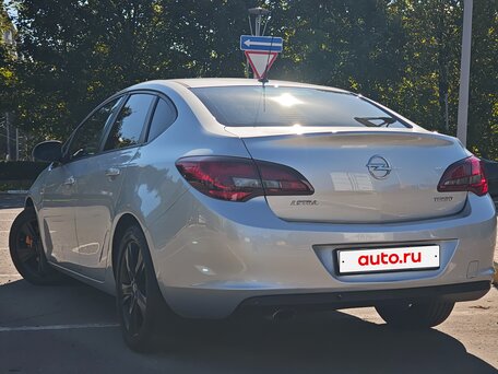 2013 Opel Astra J Рестайлинг, серебристый, 830000 рублей, вид 4