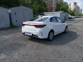 2021 Kia Rio IV Рестайлинг, белый, 1669000 рублей, вид 3