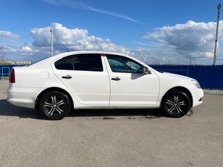 2011 Skoda Octavia II (A5) Рестайлинг, белый, 590000 рублей, вид 3