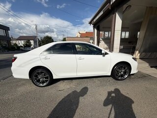 2015 Toyota Camry VII (XV50) Рестайлинг, белый, 1800000 рублей, вид 3