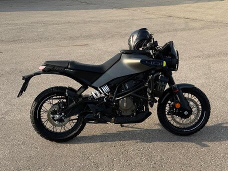 2024 Husqvarna Svartpilen 401, чёрный, 565000 рублей, вид 5