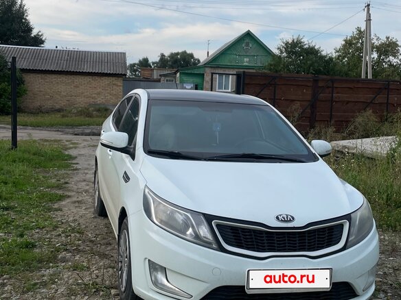2013 Kia Rio 5-speed III, белый, 620000 рублей