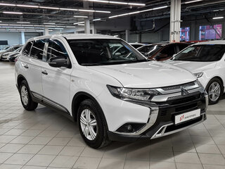 2019 Mitsubishi Outlander III Рестайлинг 3, белый, 1799000 рублей, вид 2