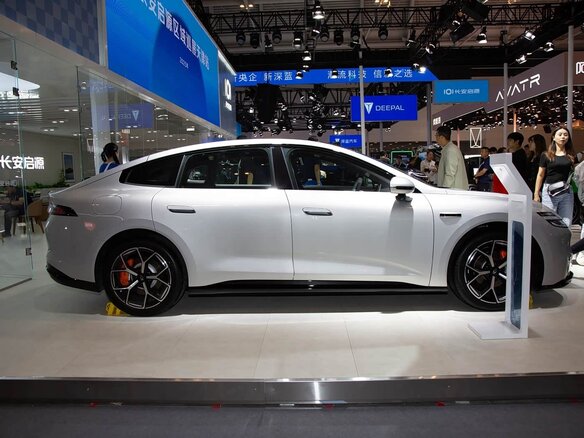 2026 Changan Qiyuan A06 28.39 kWh, серебристый, 2620000 рублей - вид 2