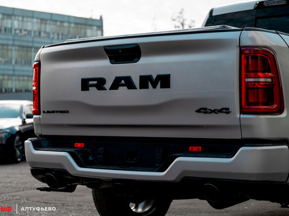 2026 Ram 1500 Crew Cab V Рестайлинг, серебристый, 10290000 рублей - вид 6