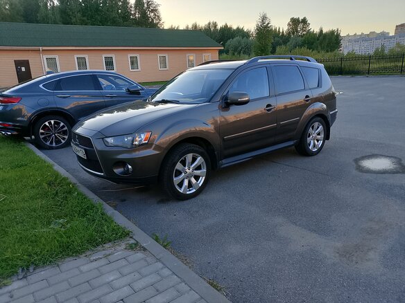 2010 Mitsubishi Outlander II Рестайлинг, коричневый, 1250000 рублей - вид 1