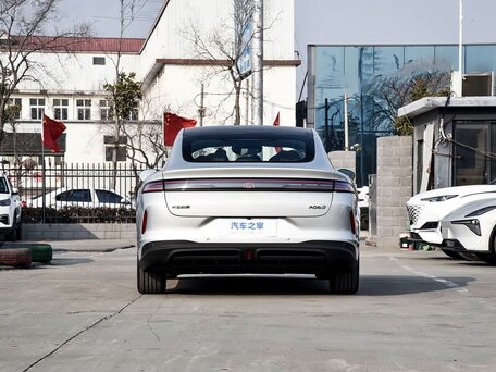 2026 Changan Qiyuan A06 51.48 kWh, серебристый, 2582900 рублей, вид 2