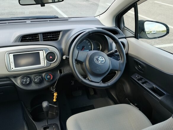 2013 Toyota Vitz III (XP130), серый, 860000 рублей - вид 13