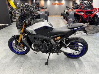 2024 Yamaha MT-09 (FZ-09), серый, 1421400 рублей, вид 2