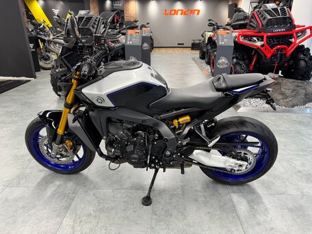2024 Yamaha MT-09 (FZ-09), серый, 1421400 рублей, вид 2