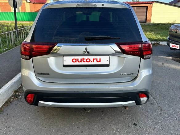 2018 Mitsubishi Outlander III Рестайлинг 3, серебристый, 1400000 рублей - вид 3
