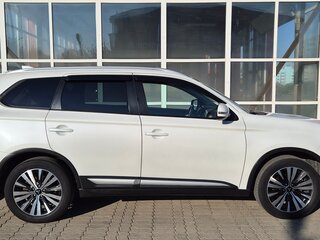 2019 Mitsubishi Outlander III Рестайлинг 3, белый, 2390000 рублей, вид 2