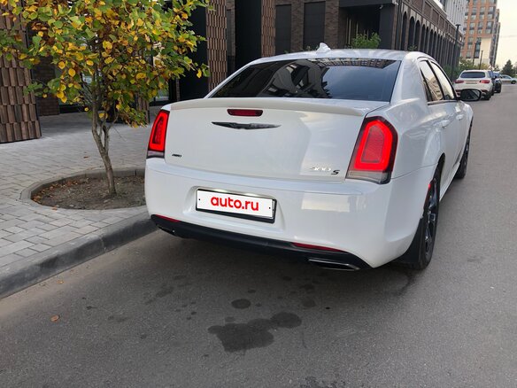 2017 Chrysler 300C II Рестайлинг, белый, 2600000 рублей - вид 4