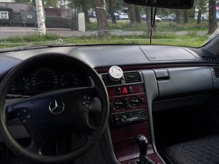 1999 Mercedes-Benz E-Класс 240 II (W210, S210) Рестайлинг, чёрный, 290000 рублей, вид 3