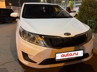 2013 Kia Rio III, белый, 650000 рублей, вид 1