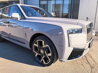 2026 Rolls-Royce Cullinan Black Badge I Рестайлинг (Series II), серый, 69900000 рублей, вид 4