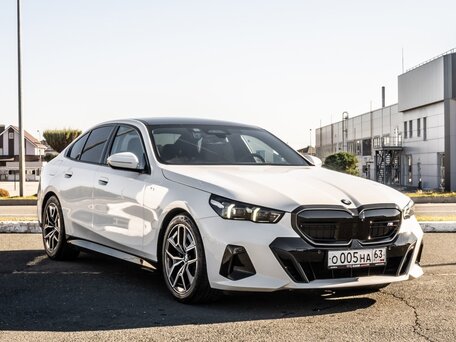 2025 BMW 5 серии 520i VIII (G60/G61/G68), белый, 6500000 рублей, вид 1