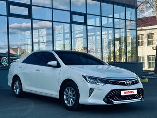 2015 Toyota Camry VII (XV50) Рестайлинг, белый, 1689000 рублей, вид 4