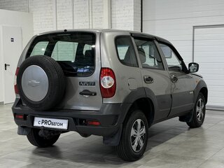 2017 Chevrolet Niva I Рестайлинг, серый, 679000 рублей, вид 4