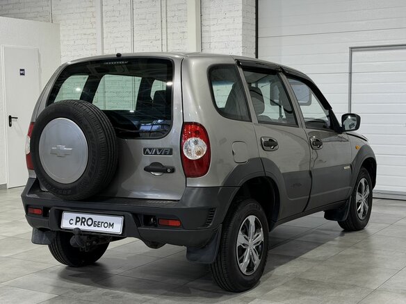 2017 Chevrolet Niva I Рестайлинг, серый, 640000 рублей - вид 3