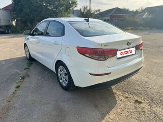2017 Kia Rio III Рестайлинг, белый, 1100000 рублей, вид 4