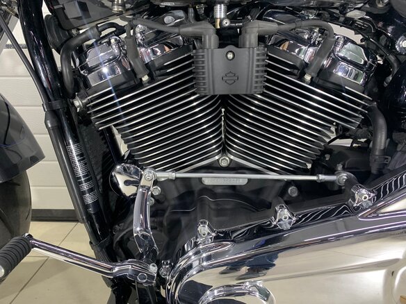 2021 Harley-Davidson Fat Boy, серый, 1849000 рублей - вид 18