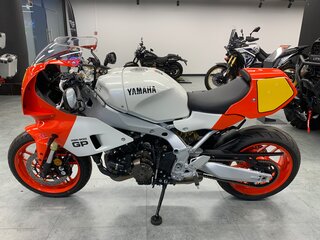 2024 Yamaha XSR900, оранжевый, 1290000 рублей, вид 2