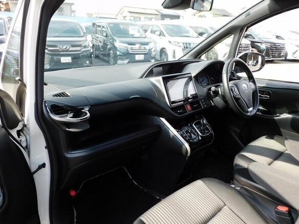 2021 Toyota Voxy III (R80) Рестайлинг, белый, 2010000 рублей - вид 11