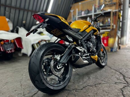 2023 Triumph Street Triple, жёлтый, 1170000 рублей, вид 5