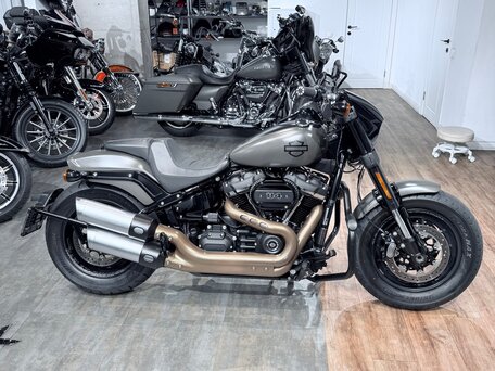 2018 Harley-Davidson Fat Bob, серый, 1599000 рублей, вид 3