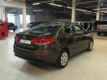 2015 Kia Rio III Рестайлинг, коричневый, 899000 рублей, вид 4