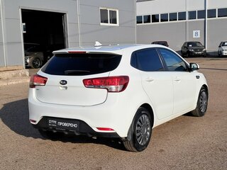 2017 Kia Rio III Рестайлинг, белый, 530000 рублей, вид 5