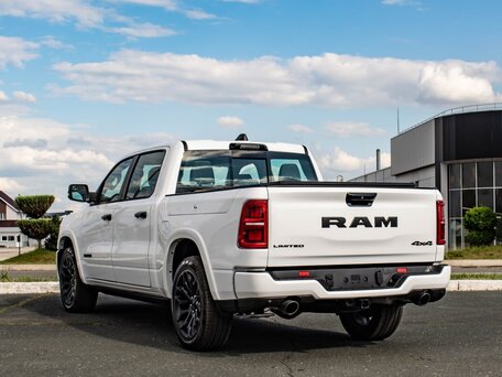 2024 Ram 1500 Crew Cab V Рестайлинг, белый, 9130000 рублей, вид 4
