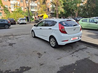 2015 Hyundai Solaris I Рестайлинг, белый, 750000 рублей, вид 3