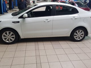 2016 Kia Rio III Рестайлинг, белый, 1200000 рублей, вид 3