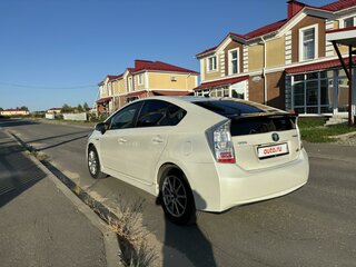 2010 Toyota Prius III (XW30), белый, 1100000 рублей, вид 3