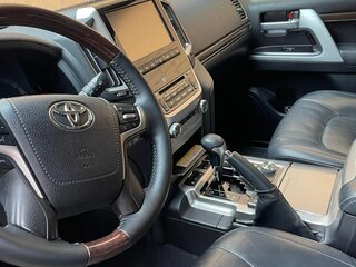 2016 Toyota Land Cruiser 200 Series Рестайлинг 2, чёрный, 5800000 рублей, вид 3