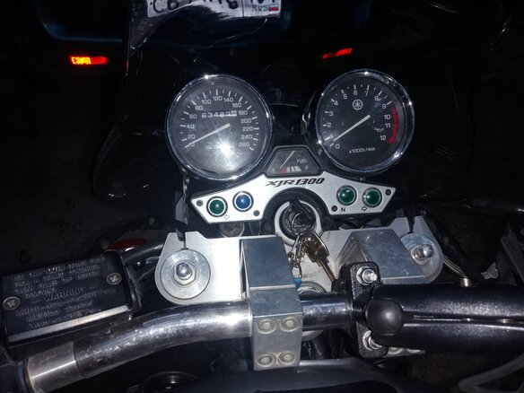 2001 Yamaha XJR1300, серебристый - вид 10